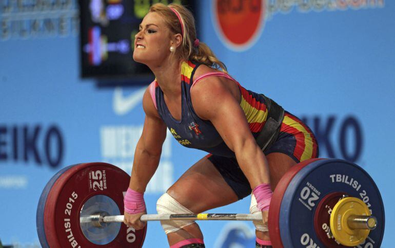 GEO02 TIFLIS (GEORGIA), 17/04/2015.- La española Lidia Valentín compite en la categoría femenina de 75 kilos durante los Campeonatos de Europa de halterofilia en Tiflis, Georgia, hoy, 17 de abril de 2015. EFE/ZURAB KURTSIKIDZE