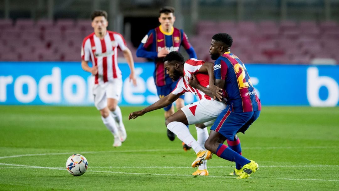 Williams pugna por un balón con Umtiti