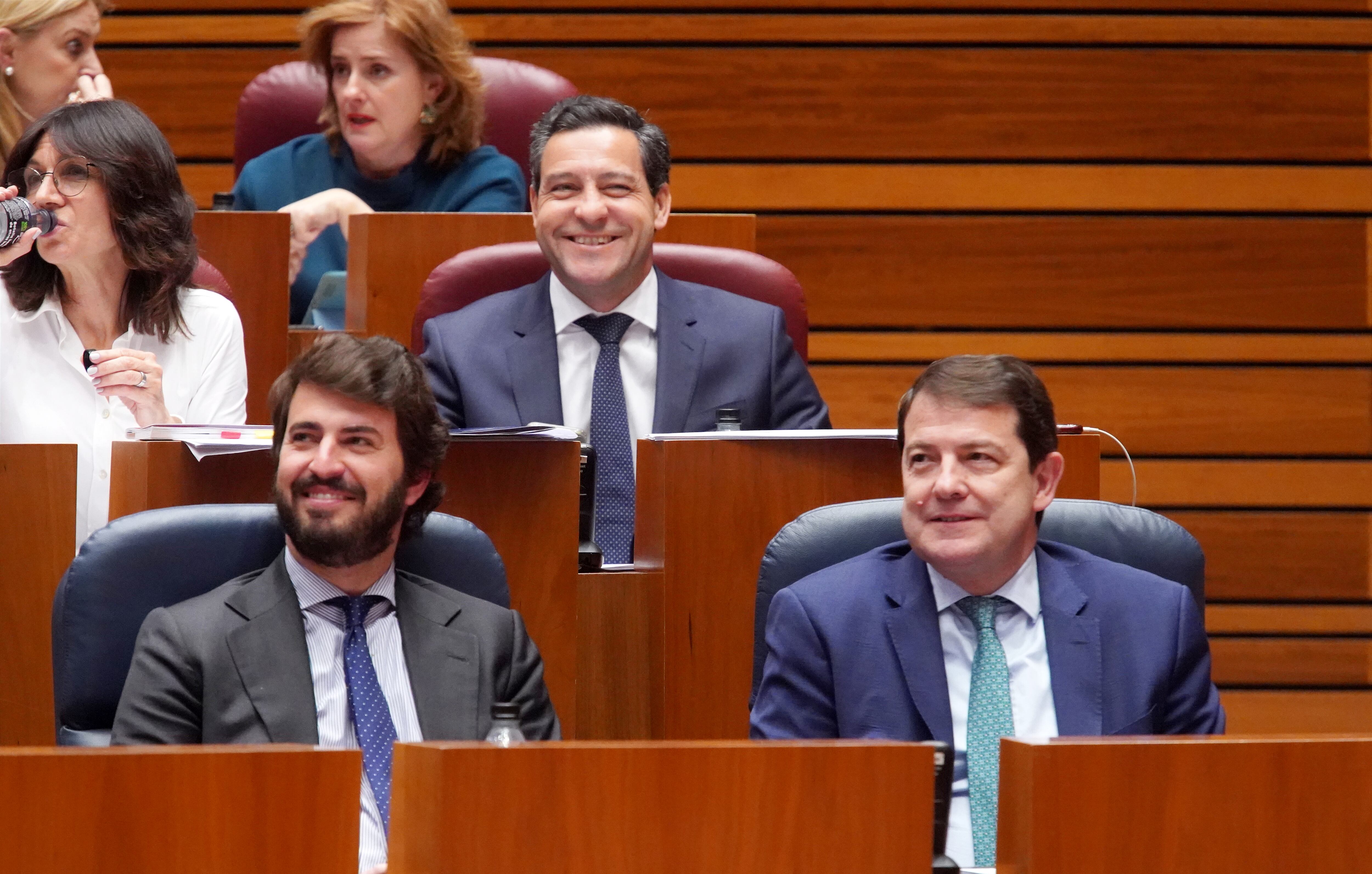 El presidente de la Junta Alfonso Fern�ndez Ma�ueco junto al vicepresidente de la Junta Juan Garc�a-Gallardo en el Pleno de las Cortes