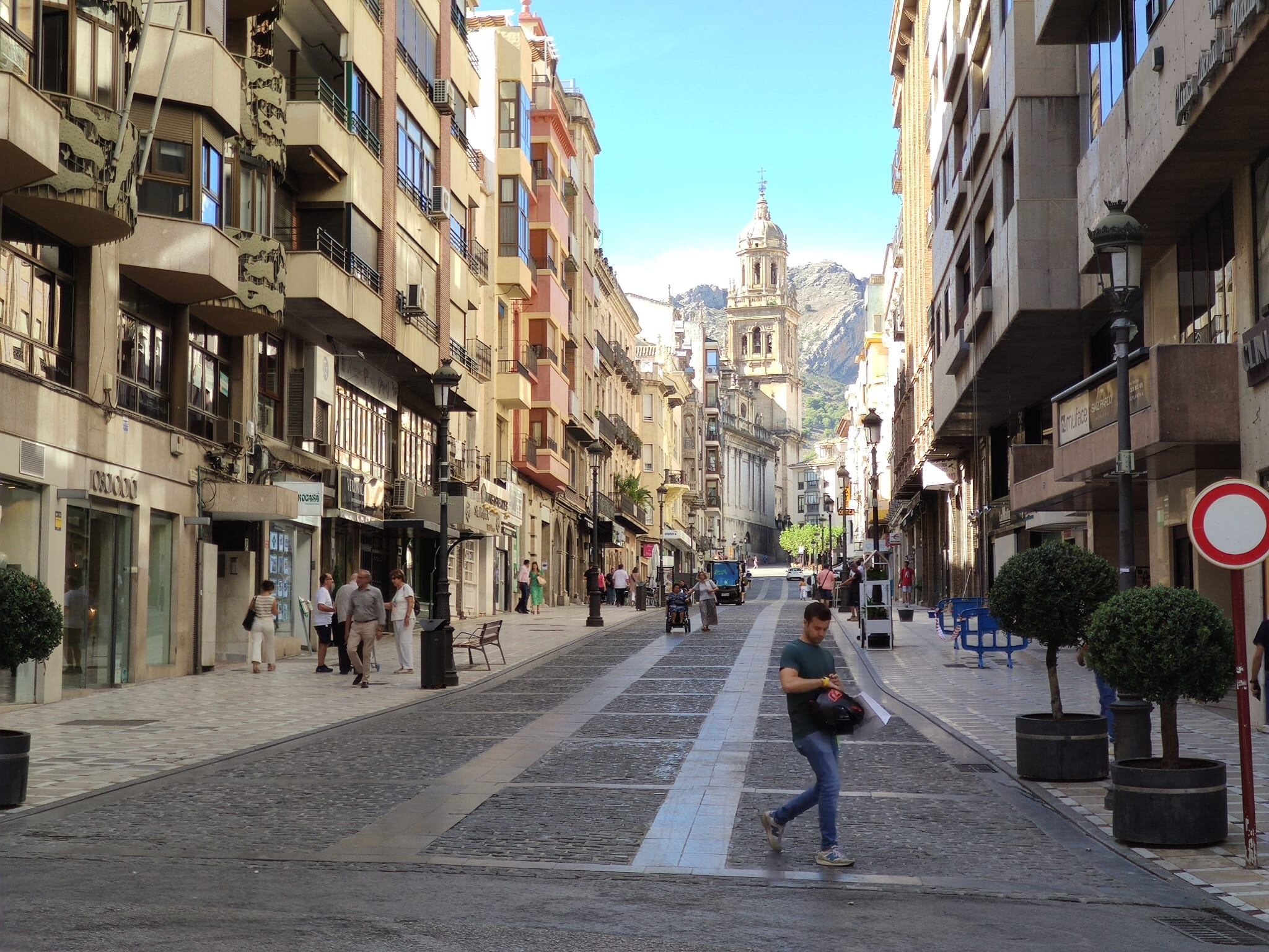 La calle Bernabé Soriano, en el centro de Jaén capital, con personas paseando durante un día soleado