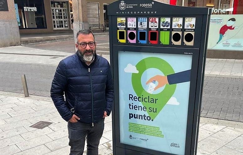 José Antonio Amat, concejal de Servicios Públicos de Elda en los nuevos &quot;miniecoparques&quot;