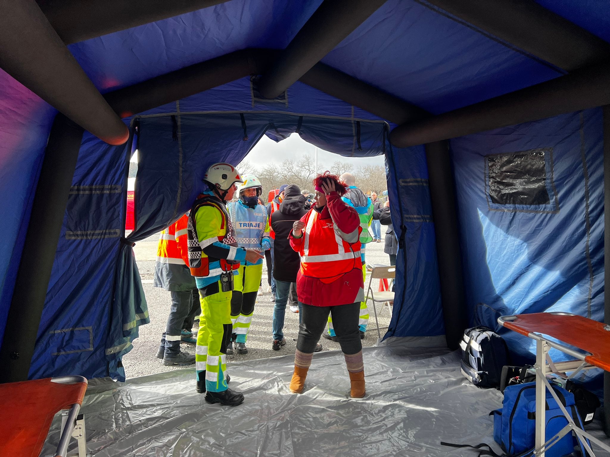 Simulacro por rotura de la presa de Navacerrada: Las personas evacuadas van llegando al albergue montado por los servicios de emergencia