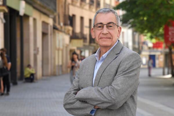 HUESCA, 25/05/2025.- El historiador Carlos Garcés posa durante una entrevista con EFE en Huesca con motivo de la presentación del libro &#039;Historia de las endemoniadas del Valle de Tena.Exorcismos e Inquisición en la España del Siglo XVII&#039; . EFE/ Javier Blasco
