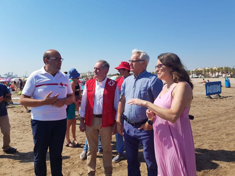 El alcalde de Valencia, Joan Ribó y la vicepresidenta del Consell, Mónica Oltra en la playa del Cabañal