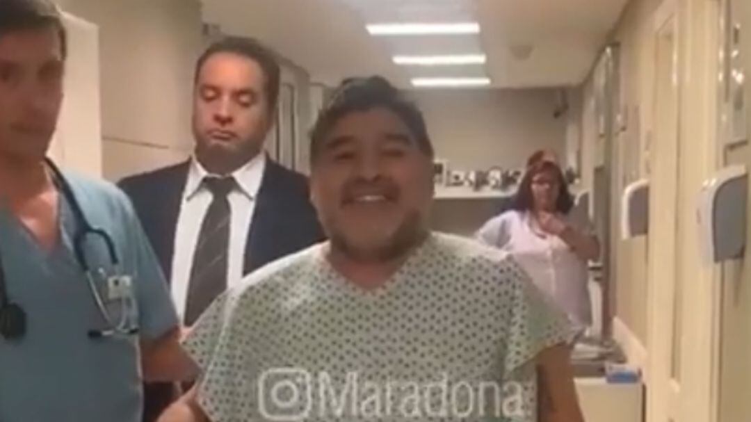 Maradona, en su recuperación antes de salir del hospital