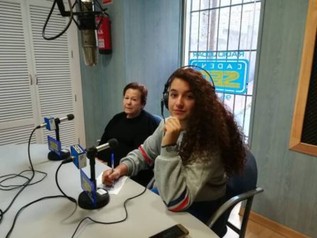 Momento de la entrevista de Cristina, del IES 'Juan López Morillas' a su abuela Ana