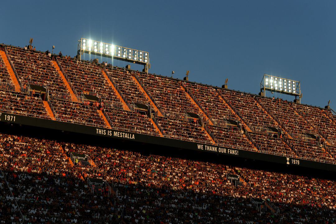 Aficionados en Mestalla, estadio del Valencia. 