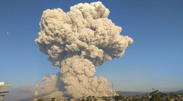 La Agencia Geológica Indonesia ha tomado esta espectacular fotografía del monte Sinabung durante una erupción este 2 de marzo.