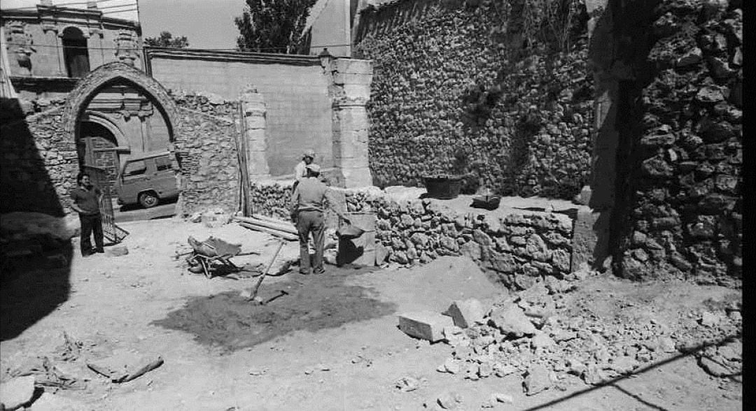 Obras de adecentamiento de las ruinas de San Pantaleón vistas desde la calle de San Pedro, 1980.