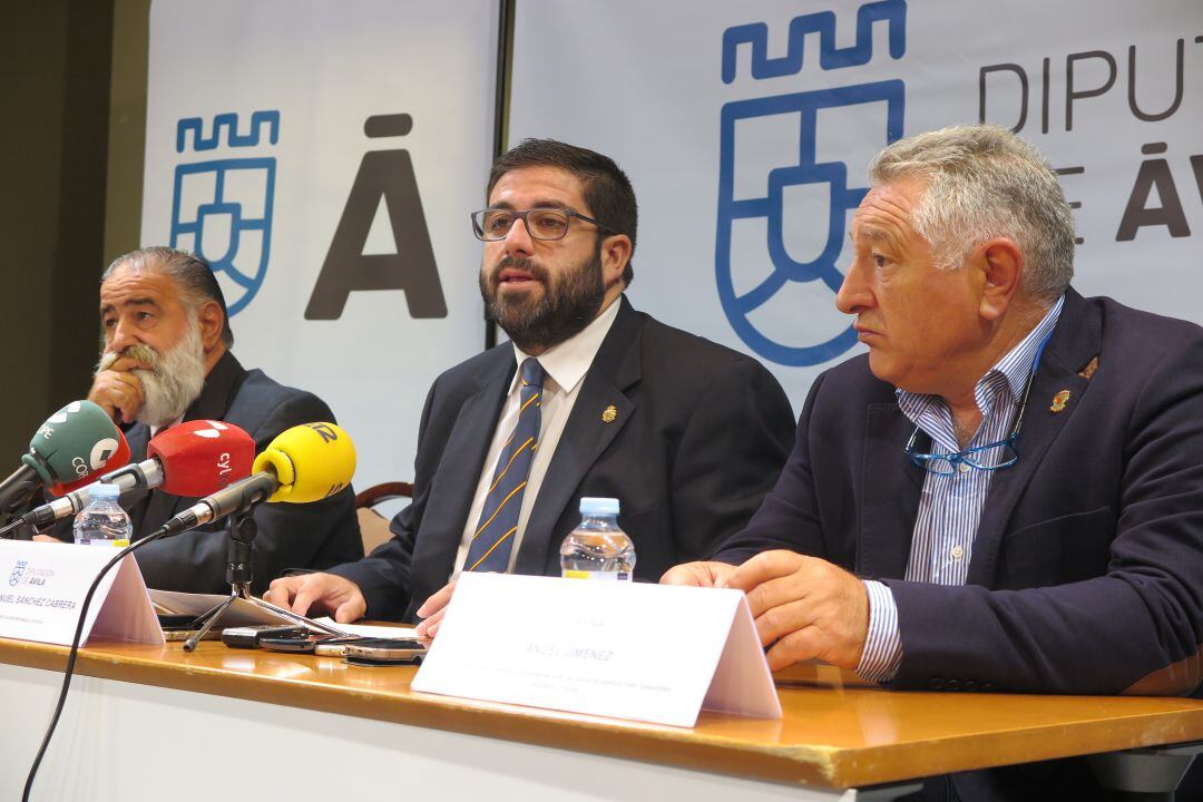 El periodista gastronómico Javier Pérez Andrés; Jesús Manuel Sánchez Cabrera, presidente de la Diputación de Ávila, y Ángel Jiménez, vicepresidente tercero y diputado de Agricultura, Ganadería y Desarrollo Rural (de izquierda a derecha)