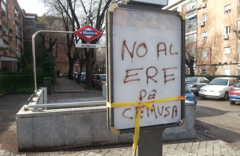 Panel de Metro con protestas de los trabajadores de CEMUSA