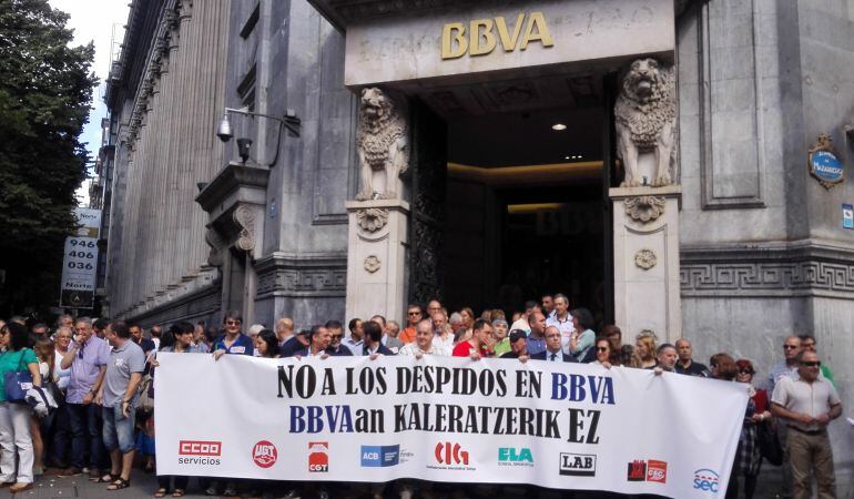 Concentración de los sindicatos laborales y ciudadanos frente a la sede de BBVA en Gran Vía.