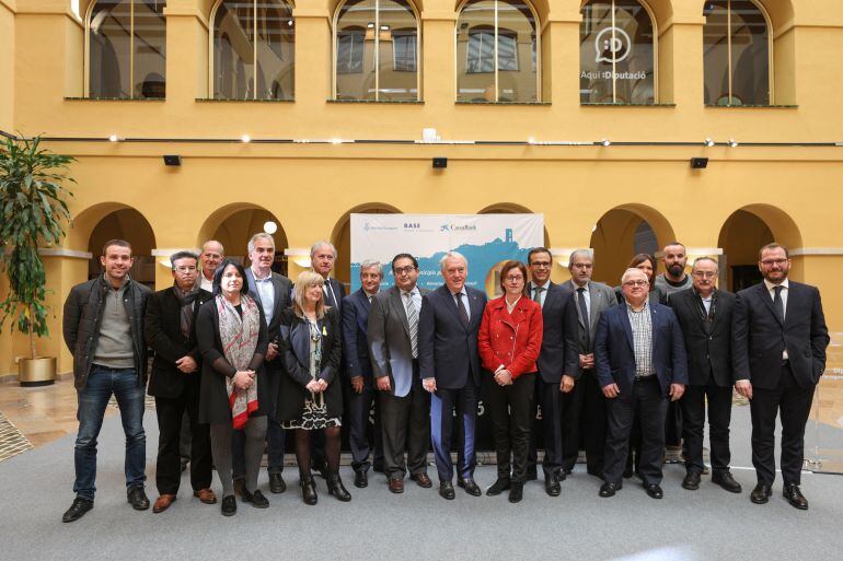 Els alcaldes dels municipis beneficiats, amb el president de la Diputació i els representants de Caixabank després de la signatura de l&#039;acord.