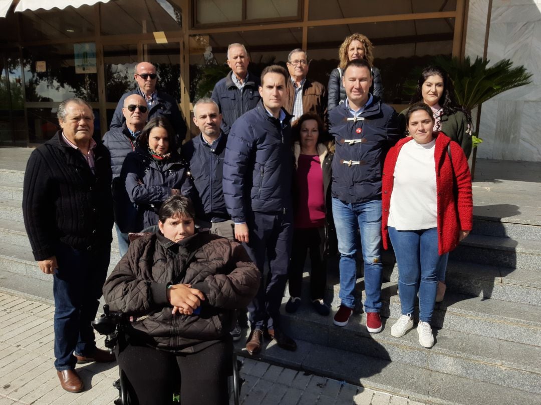 Socialistas de Jaén y Linares a las puertas del Hospital de San Agustín