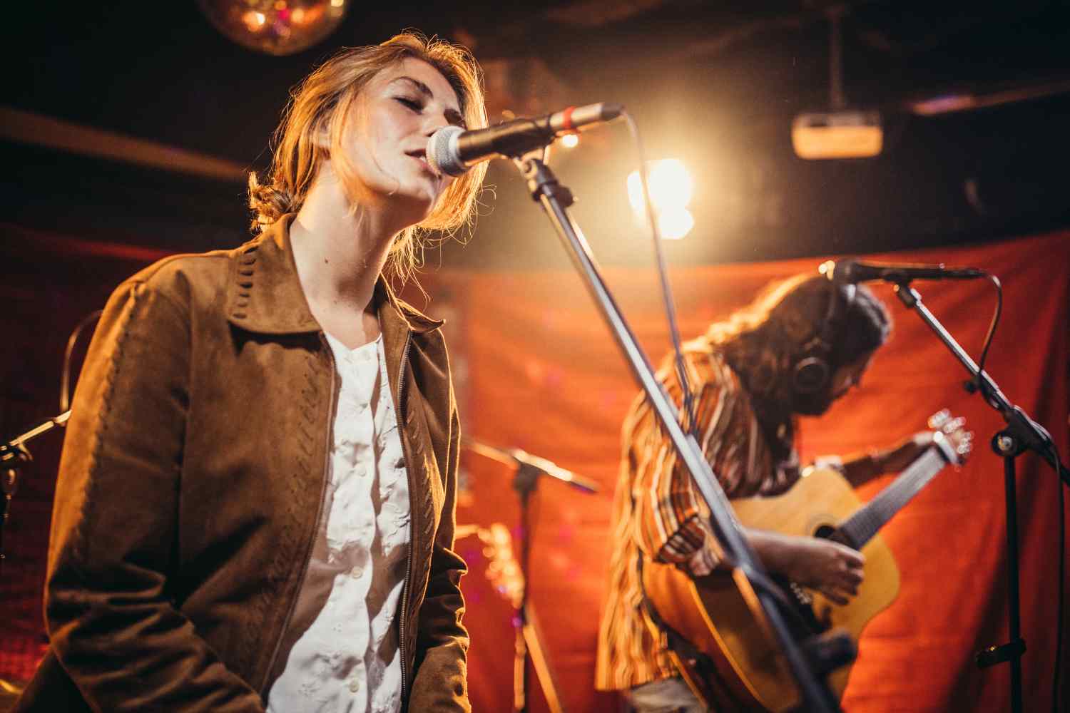 Jóvenes tocando en un concierto musical