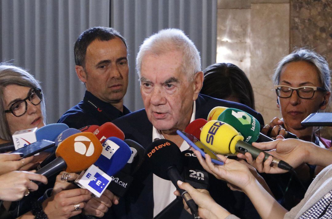 Ernest Maragall atiende a los medios en el Parlament de Catalunya