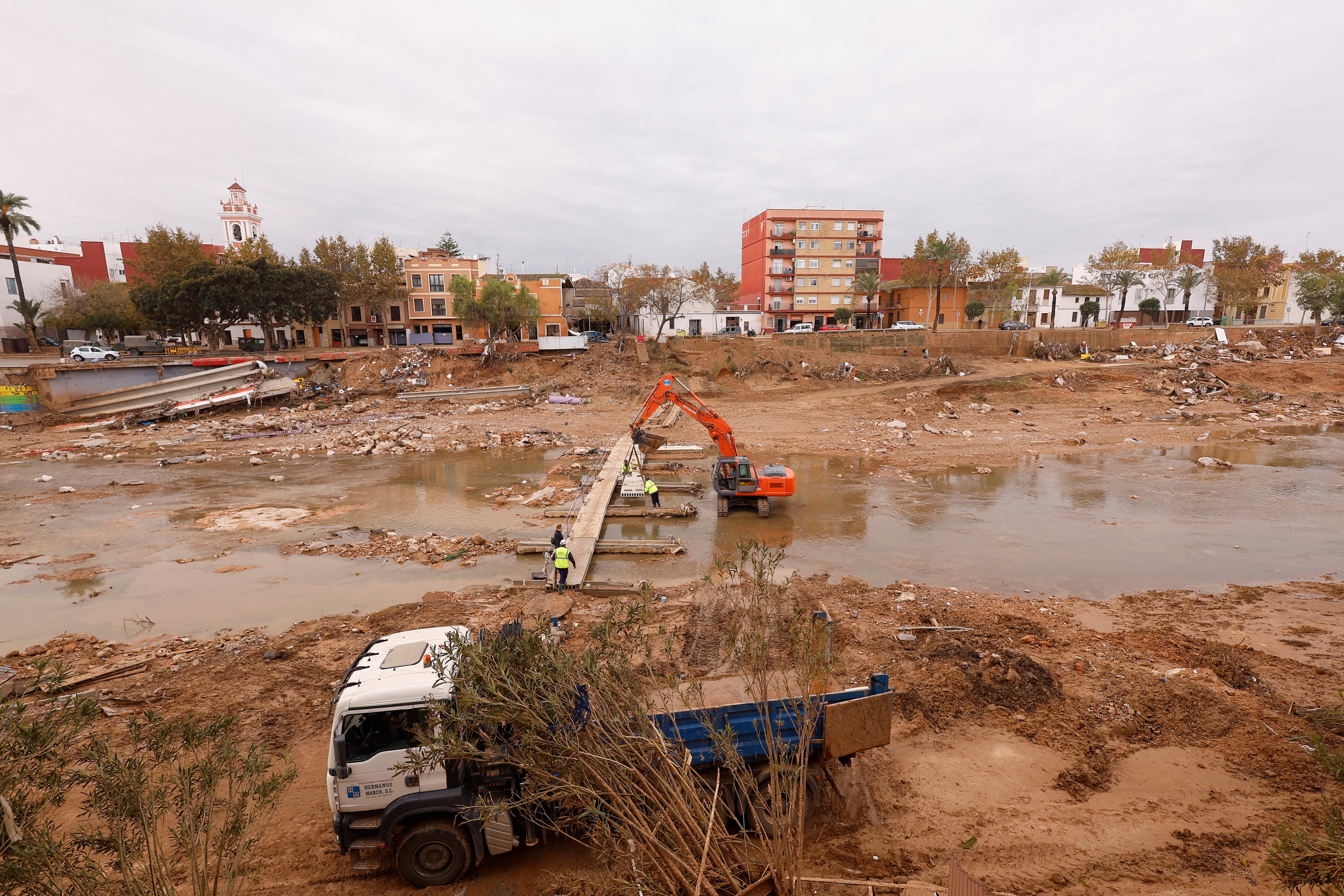 Vista de los trabajos de construcción de una pasarela tras la riada en el Barranco del Poyo, Picanya (Valencia).