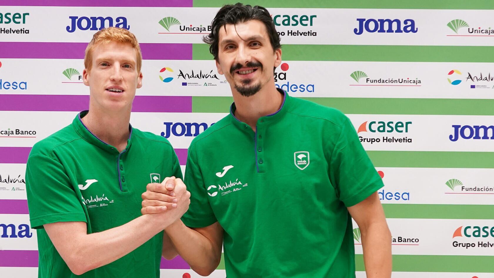 Díaz y Djedovic se chocan las manos en la sala de prensa del Martín Carpena