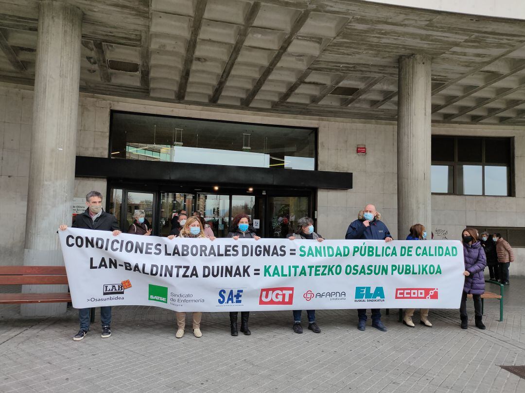 Representantes sindicales del sector sanitario se concentran en Pamplona.