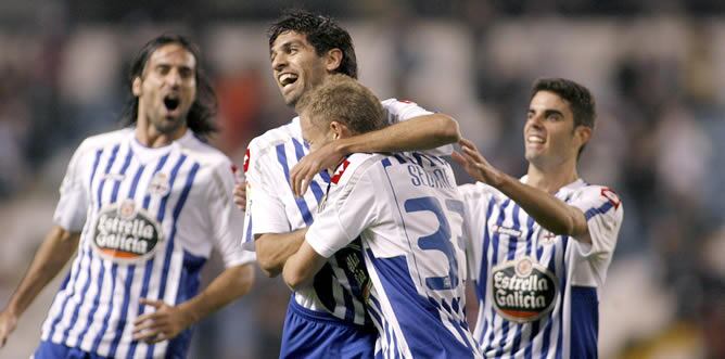 Los jugadores del Deportivo de la Coruña celebran el segundo gol del equipo gallego durante el encuentro correspondiente a la vuelta de los dieciseisavos de la Copa del Rey que les ha enfrentado esta noche a Osasuna en el estadio deportivista de Riazor
