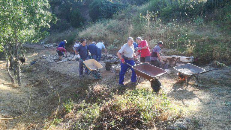 Vecinos de Sigueruelo llevan diez años haciendo mejoras en el pueblo aprovechando sus recursos y conocimientos