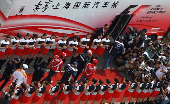 Alonso, por el paddock de China