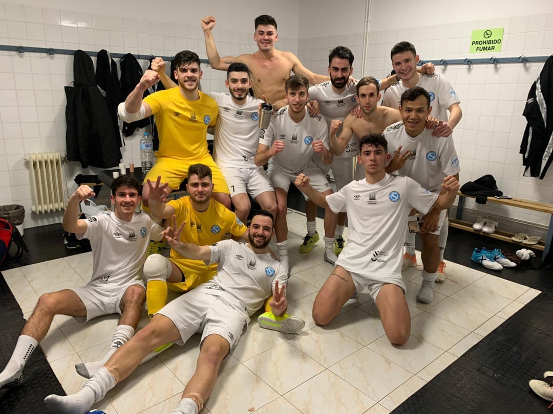 Los jugadores del Santiago Futsal fueron los primeros en celebrar un triunfo en la pista del Manzanares