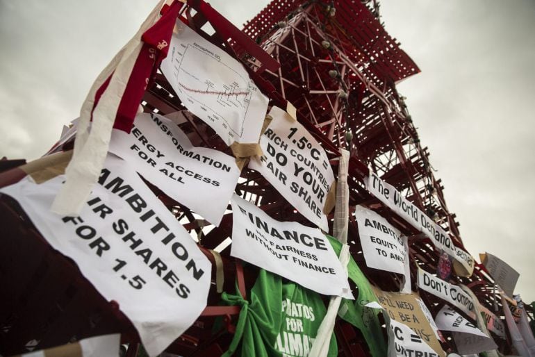 Vista de una réplica de la Torre Eiffel construida a partir de sillas y expuesta para reclamar medidas de acción contra el cambio climático, en el marco de la celebración de la Conferencia sobre el Cambio Climático COP21 celebrada en París, Francia, hoy 11 de diciembre de 2015. La cumbre del clima de París entra hoy en sus definitivas 24 horas en las que 195 países intentarán forjar un acuerdo universal contra el cambio climático, que no será presentado hoy, como estaba previsto, sino mañana por la mañana. 