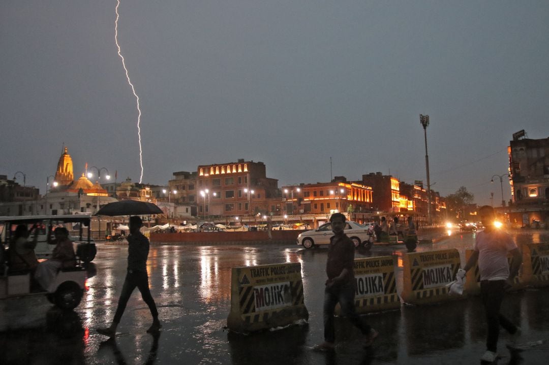 Rayos durante una tormenta eléctrica en Jaipur, Rajasthan (India).