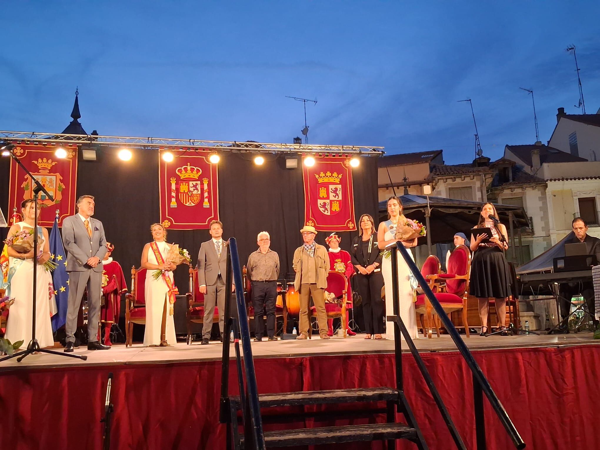 Los asistentes escucharon el himno a Aranda puestos en pie