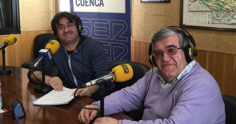 José Vicente Ávila (derecha) con el director y presentador de Hoy por Hoy Cuenca, Paco Auñón, durante una de las emisiones de &#039;Páginas de mi desván&#039;. 