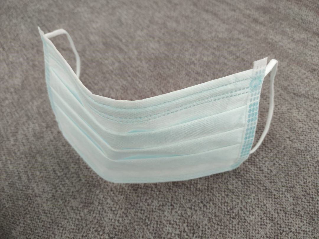Una mascarilla.