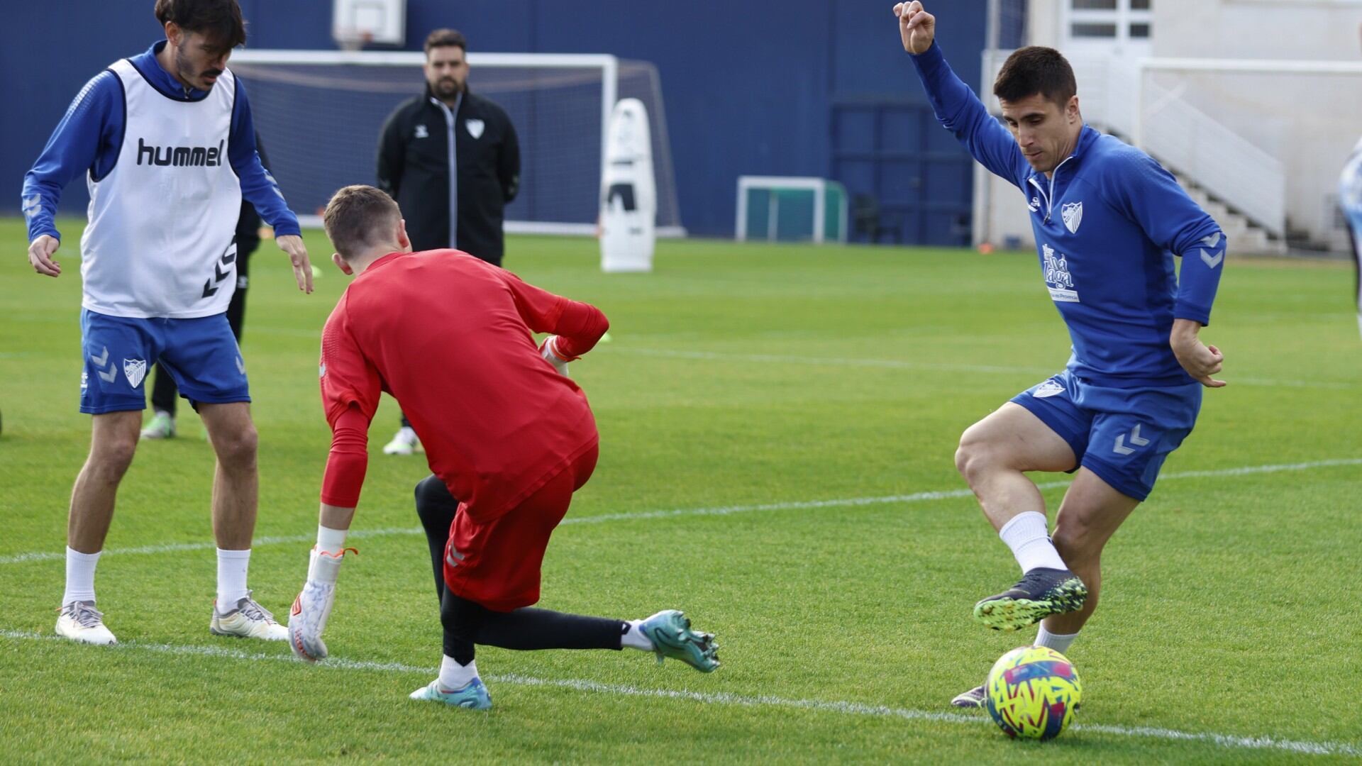 El defensa Unai Bustinza, volvió a los entrenamientos tras superar una lesión de tobillo