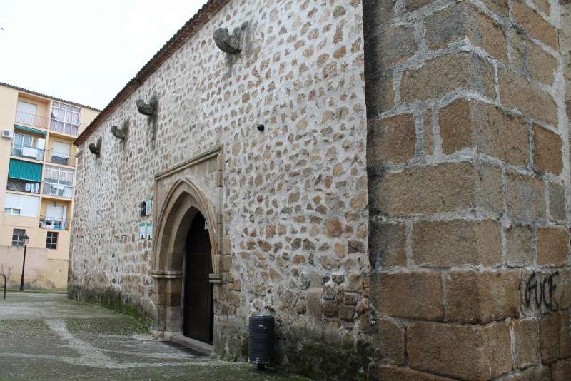 Fachada principal del Espacio para la Creación Joven de Plasencia.