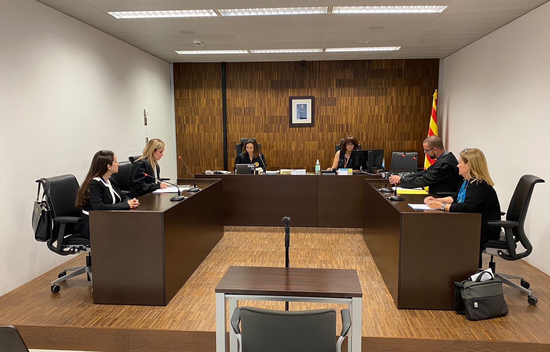 Vista per la demanda sobre la propietat del bloc conegut com La Ruïna, a la Ciutat de la Justícia.