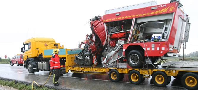 Estado en que ha quedado un camión de bomberos, uno de los tres vehículos implicados en un accidente múltiple en la carretera N-340