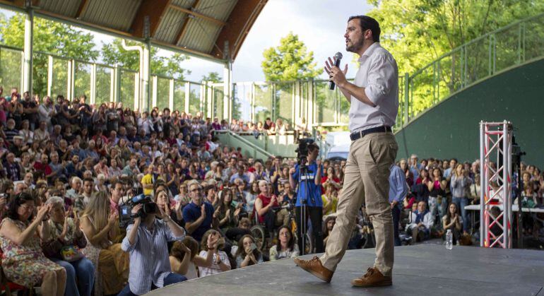 El líder de IU Alberto Garzón durante su intervención en un acto de la precampaña electoral celebrado en Logroño, su ciudad natal
