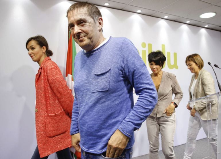 El dirigente de la izquierda abertzale, Arnaldo Otegi, acompañado por las cabezas de lista de EH Bildu 