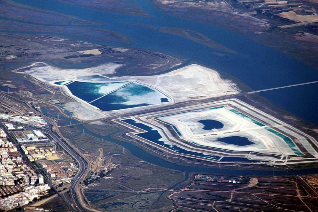 Vista aérea de las balsas de fosfoyesos en Huelva (Archivo)