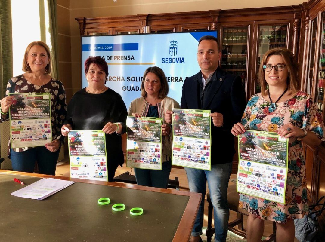 La alcaldesa, Clara Luquero (i), la concejala de Deportes, Marian Rueda (i), la concejala del Ayto de la Granja de Educación, Turismo y Servicios, Paloma Ramírez (c), Pablo Fernández y Mar Bermejo representantes de la Cofradía de la Flagelación.