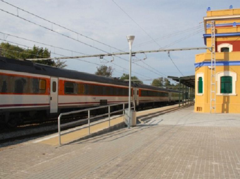 Un tren passant per Caldes.