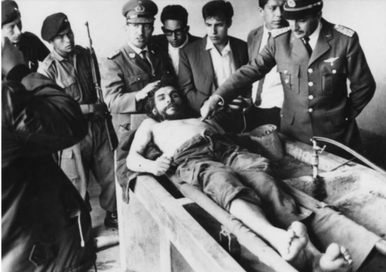 El cadáver de Ernesto &#039;Che&#039; Guevara expuesto en el lavadero del hospital de Vallegrande (Bolivia) al día siguiente de su asesinato