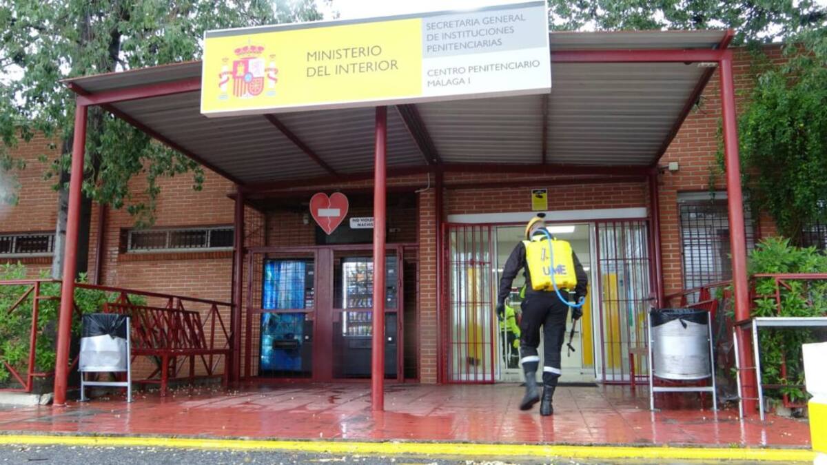 La Unidad Militar de Emergencias desinfecta la cárcel de Alhaurín de la Torre