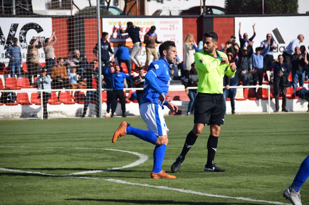 Adrián Gallardo durante el partido ante el Gerena  