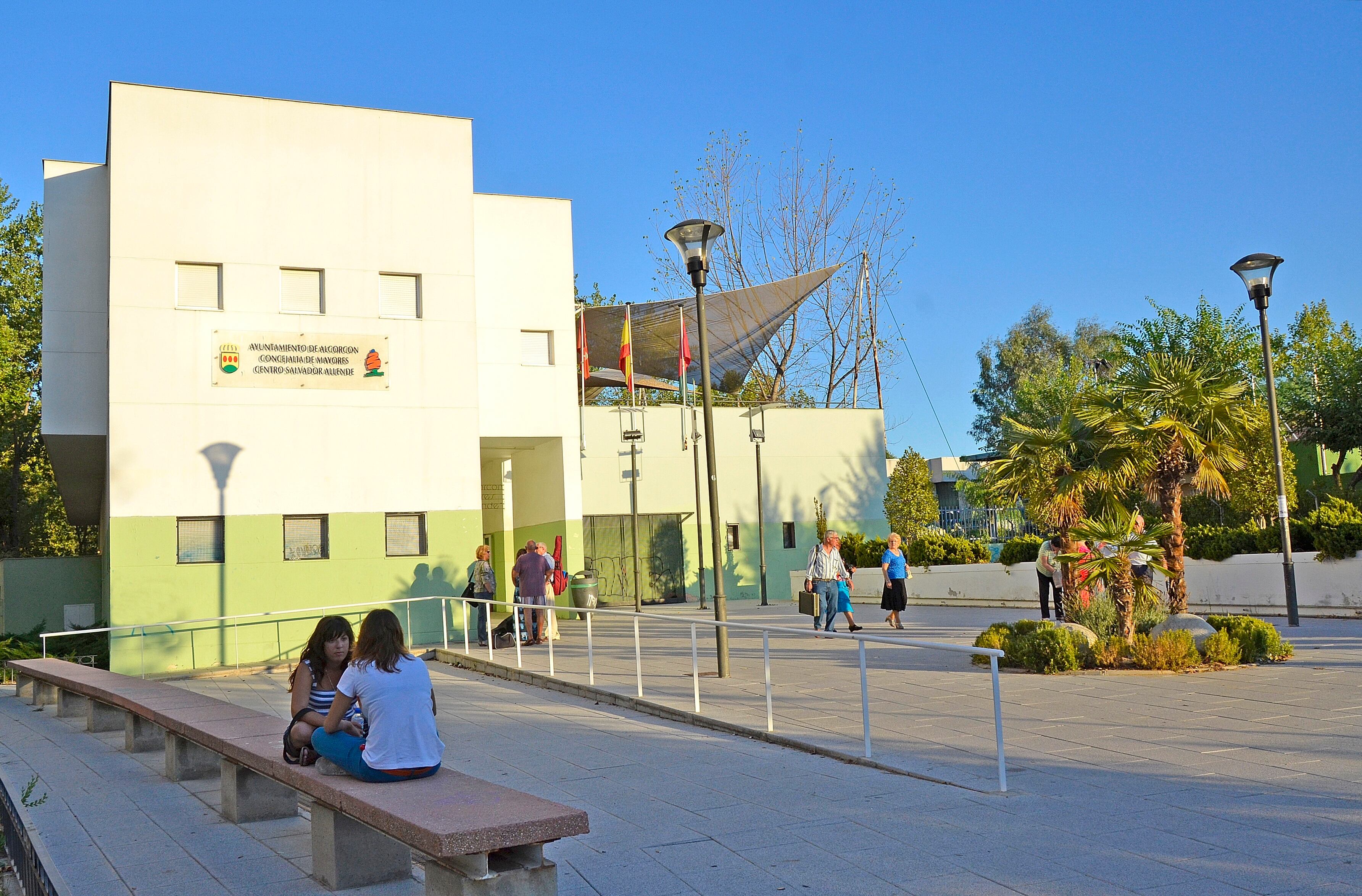 Fachada del centro de Mayores Salvador Allende de Alcorcón