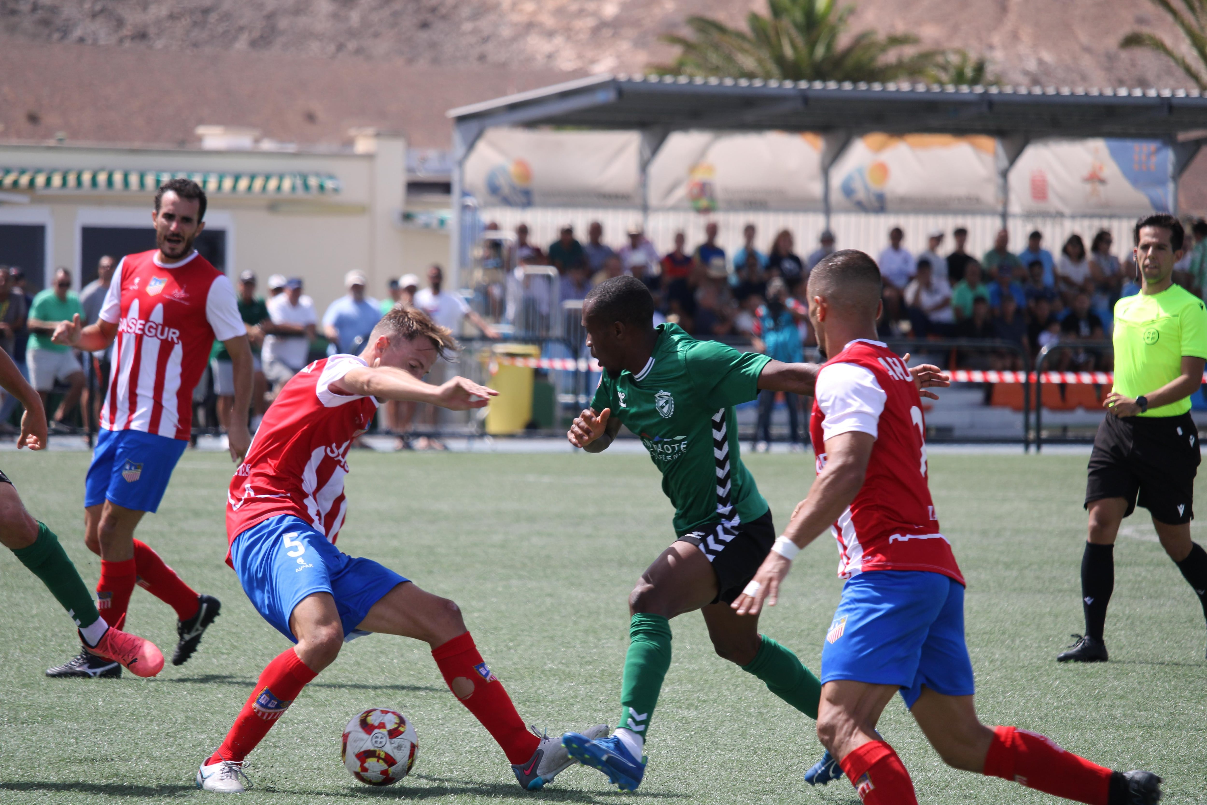 Un jugador del Unión Sur Yaiza intentando  irse de dos contrarios.