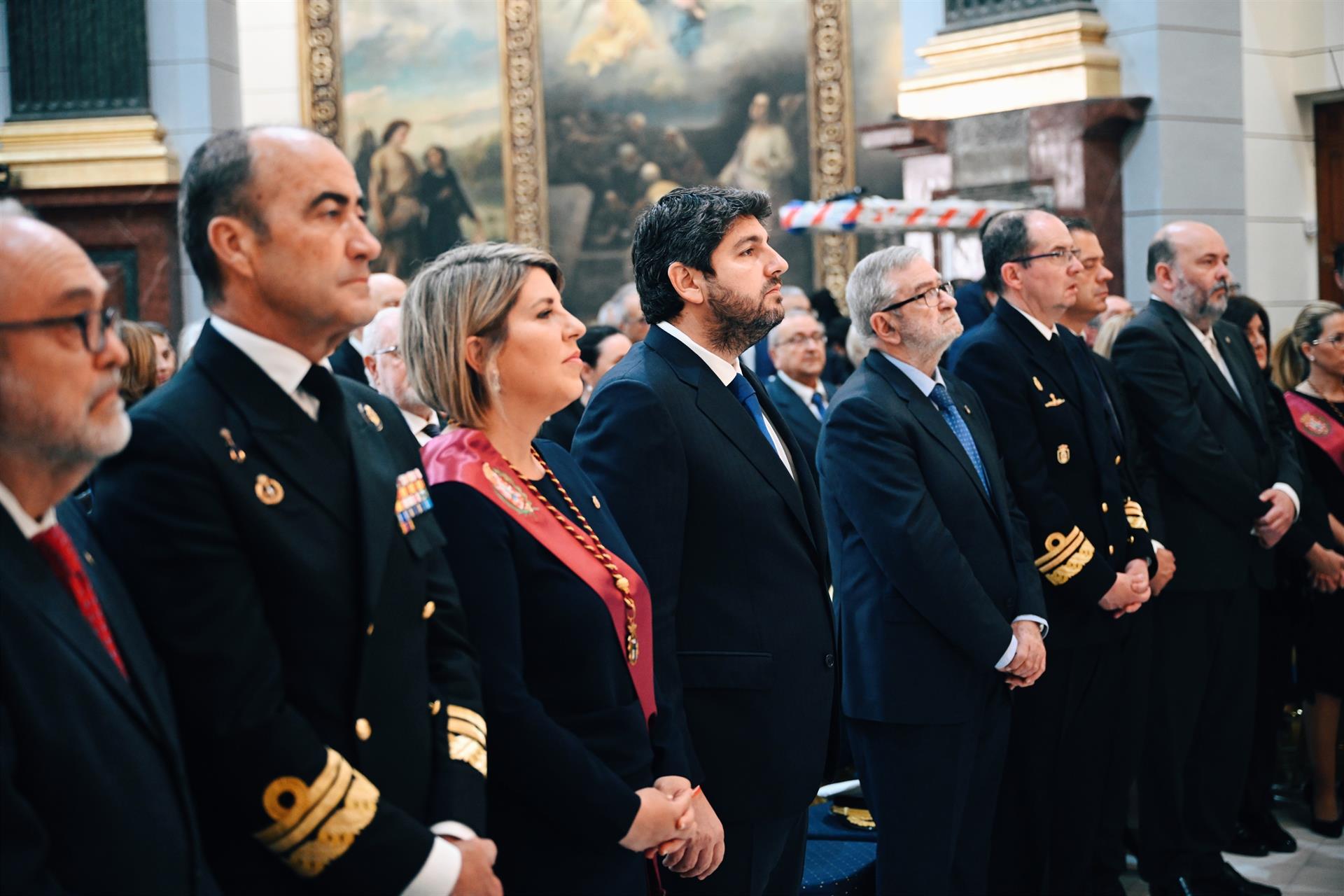 El presidente de la Comunidad asiste al acto de entrega de la Onza de Oro ante la patrona de Cartagena, la Virgen de la Caridad