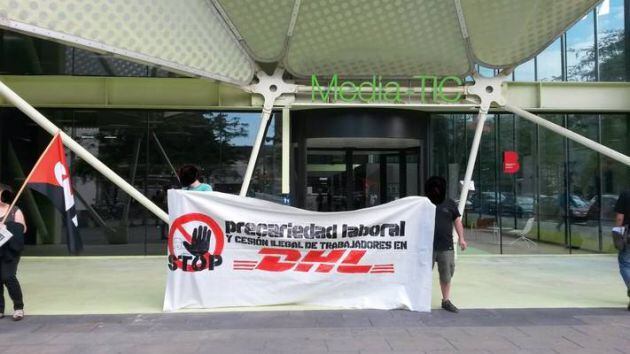 Afiliados de CNT protestando contra DHL en 2015