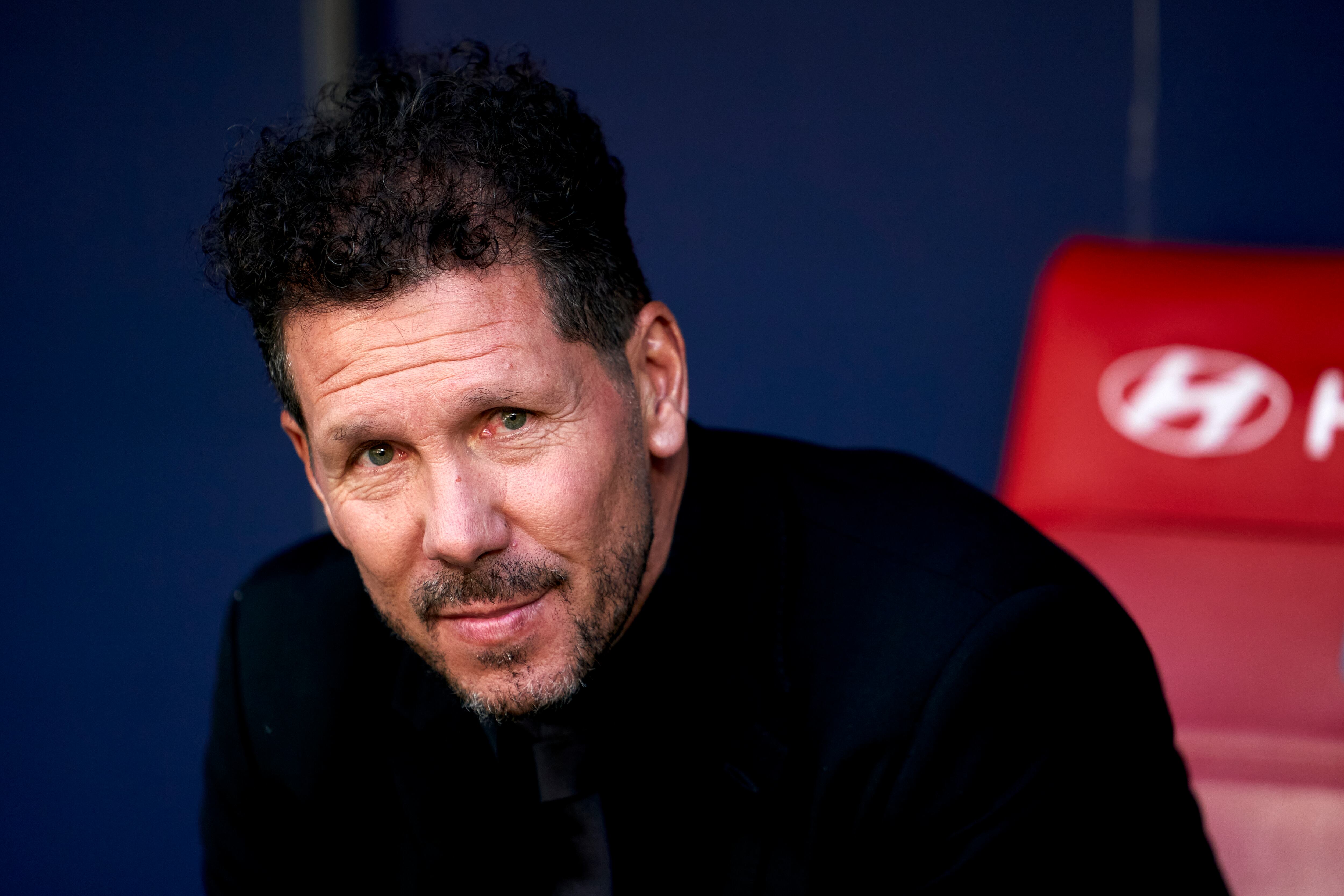 Simeone sentado en el banquillo del Atlético de Madrid