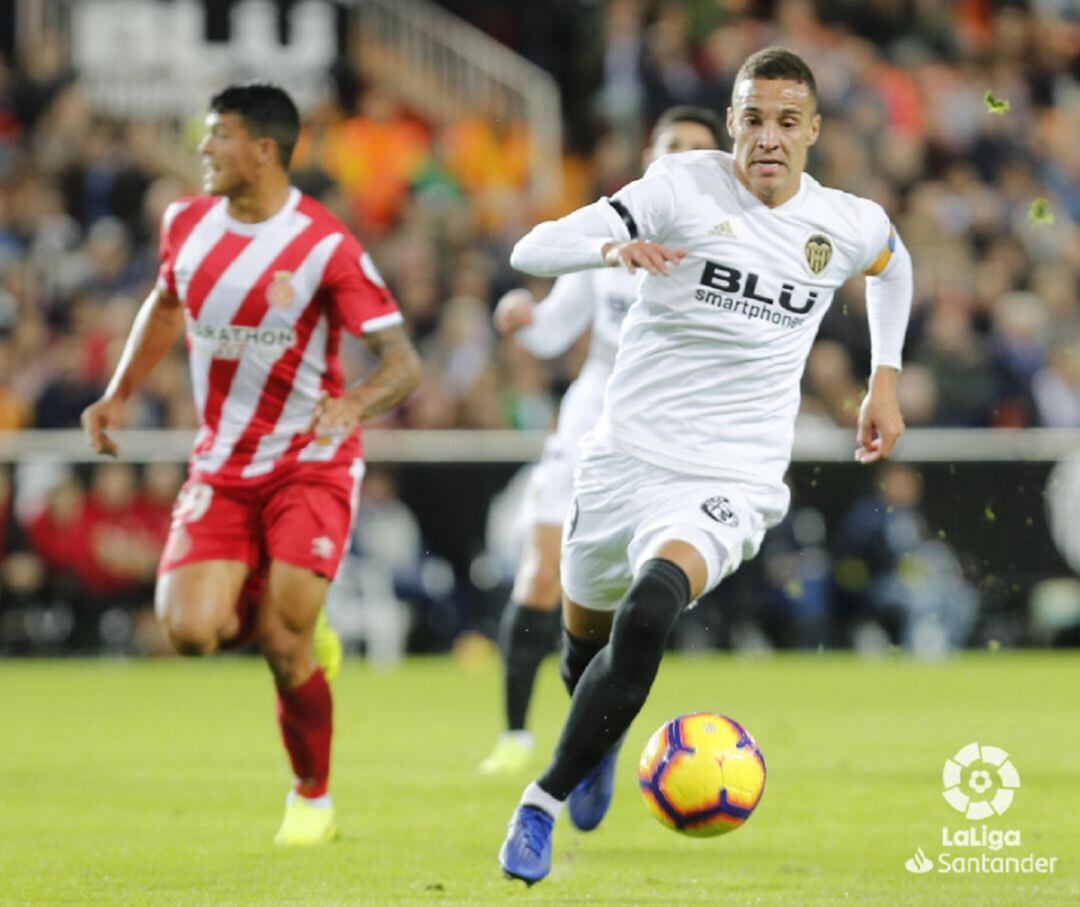 Rodrigo conduce un balón ante el Girona